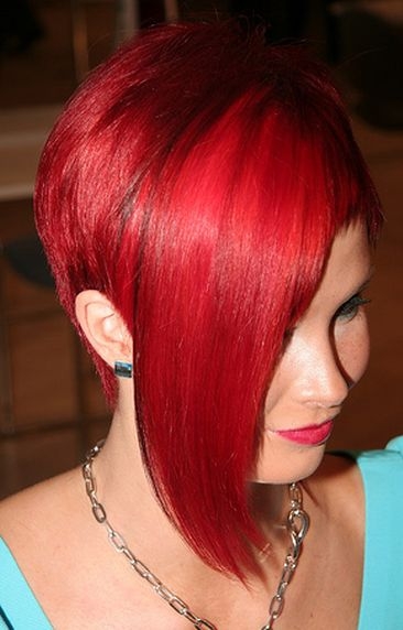 czerwona punkowa fryzura asymetryczna krótka, dla nastolatki, długa grzywka na bok, zdjęcie-14